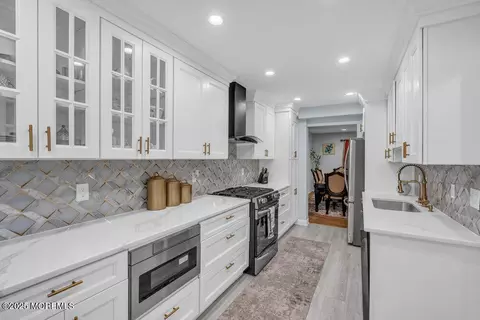 28 Hawthorn Dr, Edison, NJ 08820