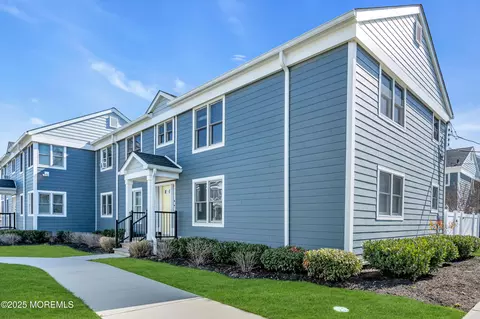 304 Deal Lake Dr #35, Asbury Park, NJ 07712