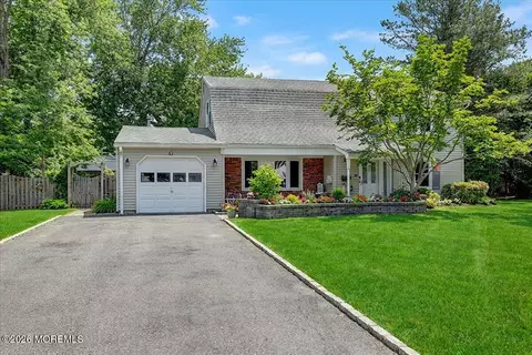 20 Hutchinson Dr, Port Monmouth, NJ 07758