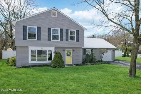 300 Shoshone Ct, Toms River, NJ 08755