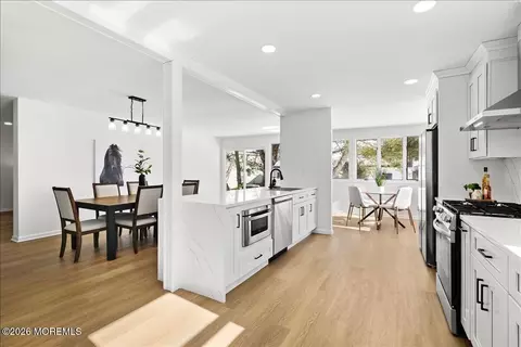 26 Lansdale Dr, Marlboro, NJ 07746
