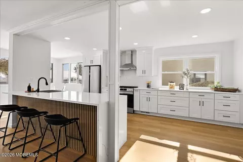 26 Lansdale Dr, Marlboro, NJ 07746