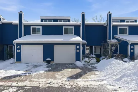 29 Rambling Meadow Ct, Tinton Falls, NJ 07724