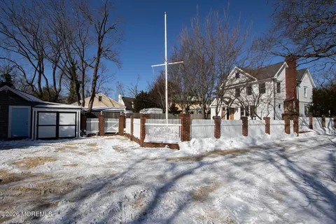 Exterior - 39 E River Rd, Rumson, NJ 07760 photo 3 of 5