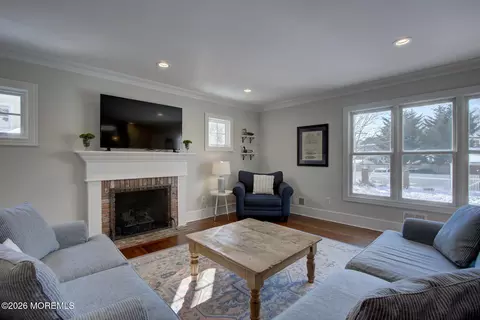 Living - 39 E River Rd, Rumson, NJ 07760 photo 1 of 3