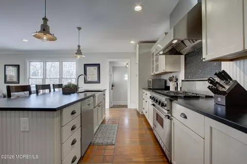 Kitchen - 39 E River Rd, Rumson, NJ 07760 photo 2 of 4