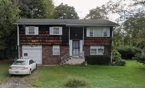 3 Merlin Dr, Lakewood, NJ 08701
