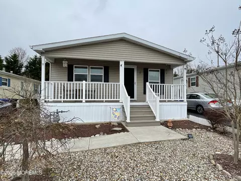 8 Baltimore Ave, Manahawkin, NJ 08050