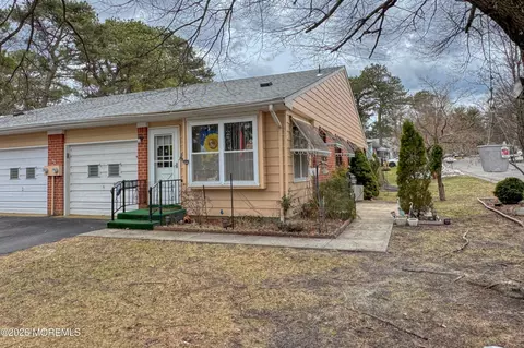 8 Lexington Dr #B, Whiting, NJ 08759