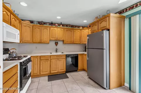 Kitchen - 8 Trinity Pl, Jackson, NJ 08527 photo 2 of 5
