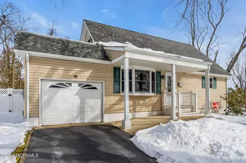 8 Trinity Pl, Jackson, NJ 08527