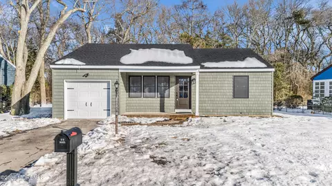 213 Hamilton Dr, Toms River, NJ 08753