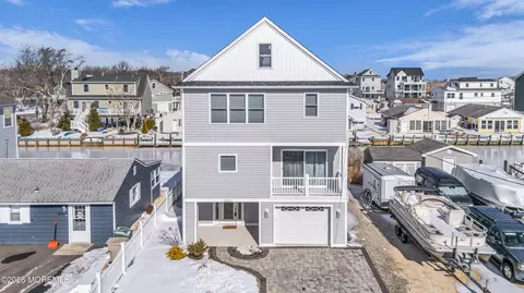 211 Pine Dr, Bayville, NJ 08721