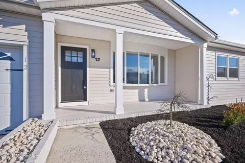 12 Oakfield Rd, Toms River, NJ 08757