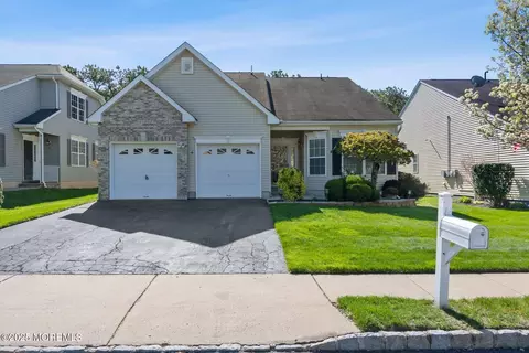 24 Little Leaf Ln, Howell, NJ 07731