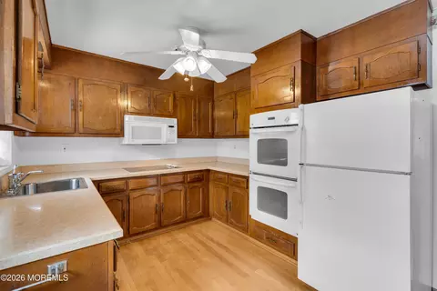 4 Cambridge Cir # B, Manchester, NJ 08759