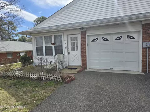 157 Rosewood Dr # A, Whiting, NJ 08759