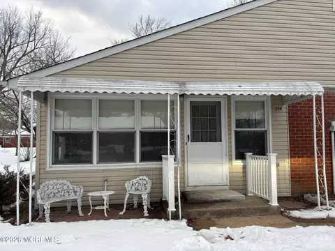 21 Snowberry Ln #A, Whiting, NJ 08759
