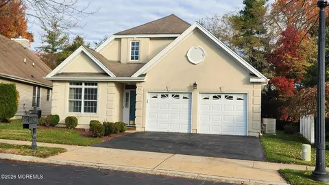 22 Wellington St, Holmdel, NJ 07733