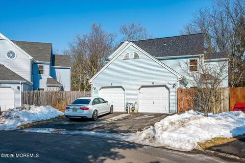 6 Twain Ct, Freehold, NJ 07728