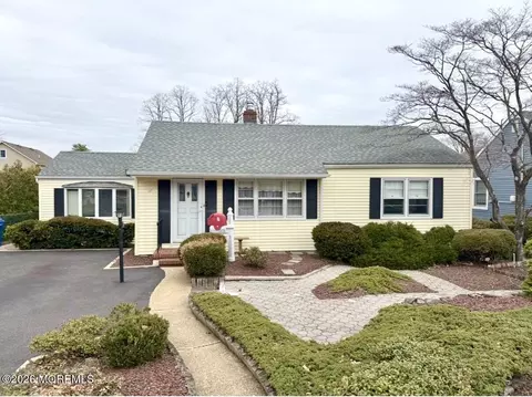 17 Crestview Dr, Middletown, NJ 07748