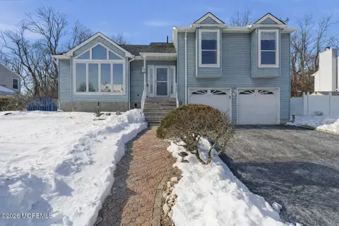 13 Heritage Dr, Howell, NJ 07731