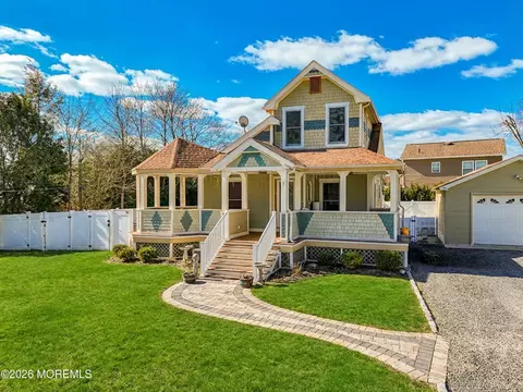 7 Schoolhouse Rd, Tinton Falls, NJ 07753