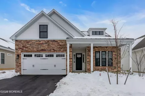 18 Begonia Dr, Manalapan, NJ 07726