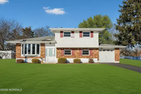 35 Vivian Ct, Howell, NJ 07731
