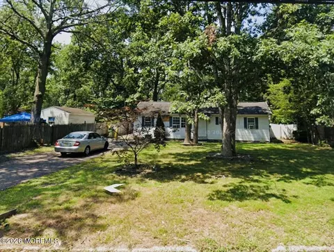 1424 Jeffrey St, Lakewood, NJ 08701