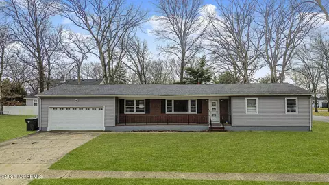 606 Alma Pl, Oakhurst, NJ 07755