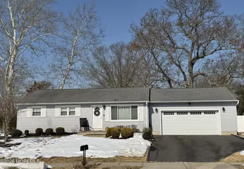 43 Lake Dr, Howell, NJ 07731