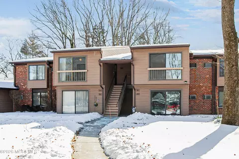 94 Manchester Ct, Red Bank, NJ 07701