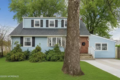 325 Hollie Dr E, Belford, NJ 07718