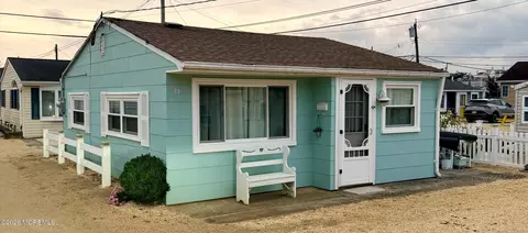 33 E Penguin Way, Lavallette, NJ 08735