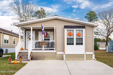 3 Badger Ct, Whiting, NJ 08759