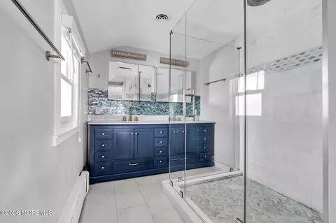 Bath - 218 Beach Ave, Leonardo, NJ 07737 photo 2 of 4