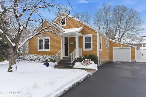 190 8th St, Belford, NJ 07718