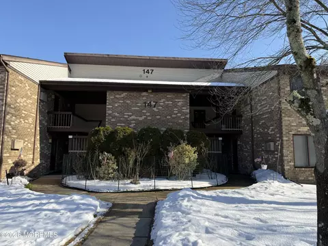 147 Amberly Dr #H, Manalapan, NJ 07726