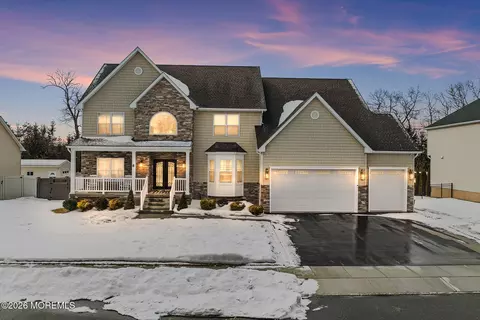 8 Cindy Ct, Howell, NJ 07731