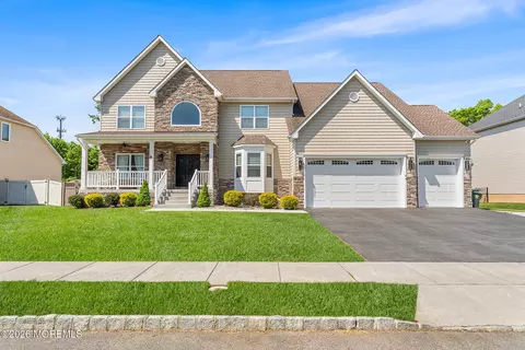 8 Cindy Ct, Howell, NJ 07731