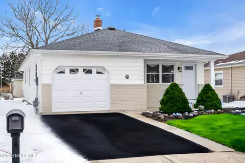 11 Bahamia Dr, Toms River, NJ 08757