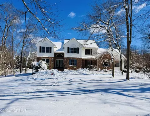 4 Roxbury Ln, Manalapan, NJ 07726