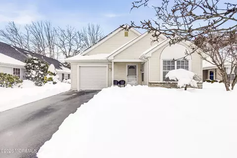 4 Schoolhouse Ln, Lakewood, NJ 08701