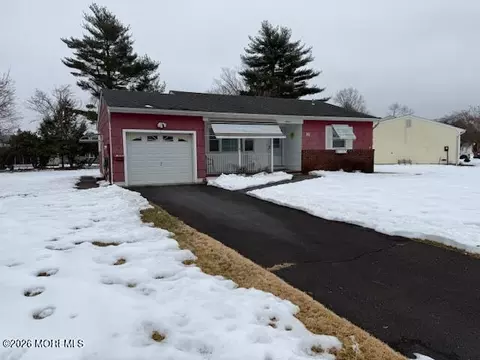 16 Sutherland Ct, Toms River, NJ 08757