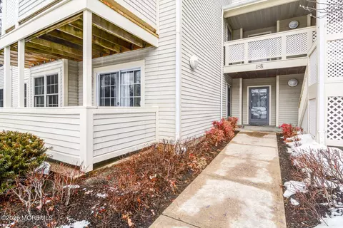 1 White Oak Ct, Howell, NJ 07731