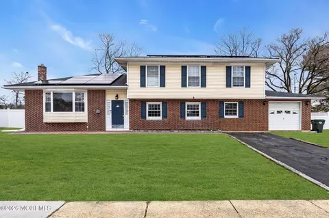 9 Chatham Dr, Howell, NJ 07731
