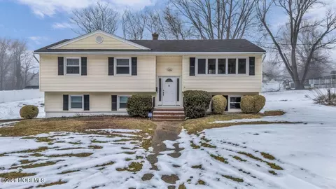 6 Highview Cir, Middletown, NJ 07748