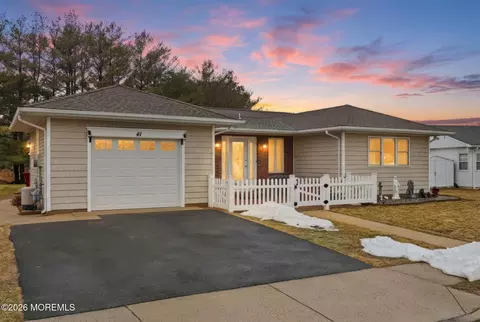 41 Wedgeport Dr, Toms River, NJ 08757