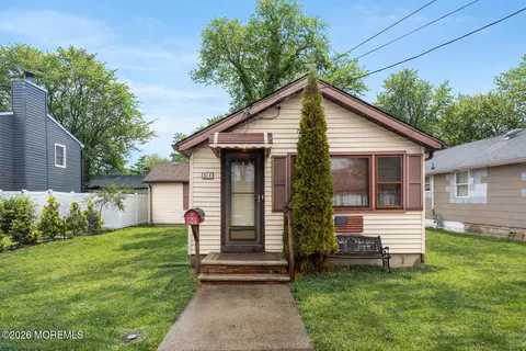 51 Holmes Pl, North Middletown, NJ 07748